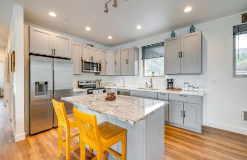 Garibaldi Apartment | Walk to Marina Tillamook Bay Apt with Water Views!
