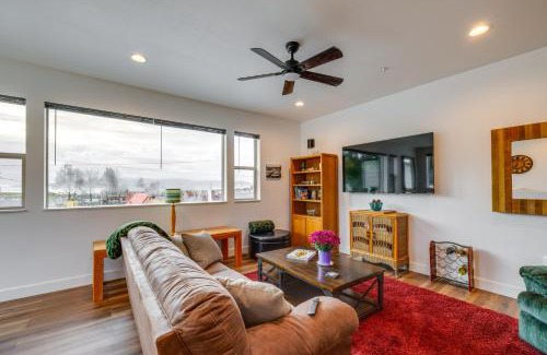 Garibaldi Apartment | Walk to Marina Tillamook Bay Apt with Water Views!
