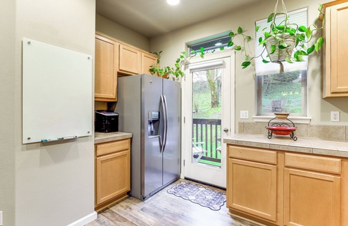Troutdale House | Walk to McMenamins Edgefield: Inviting Townhome!