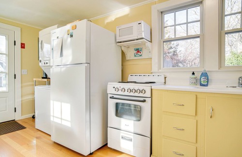 Monument Beach Cottage | Walk to Monument Beach: Cape Cod Cottage w/Grill