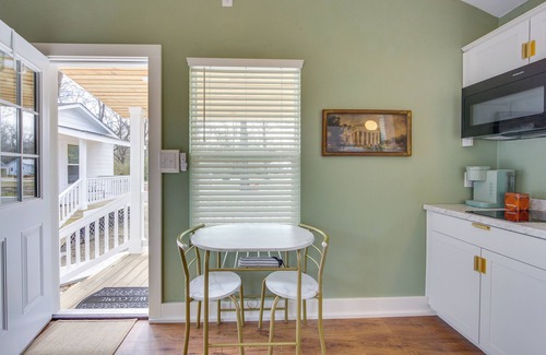 Jefferson Cottage | Walk to Museums: Art Deco Cottage in Jefferson