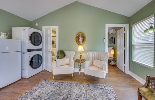Jefferson Cottage | Walk to Museums: Art Deco Cottage in Jefferson