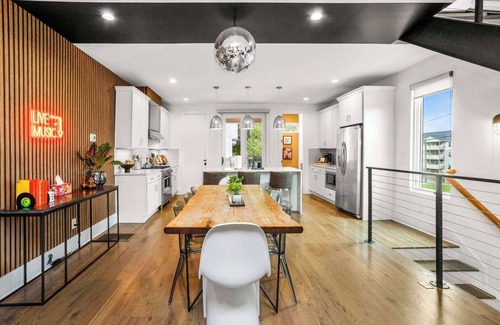 Eighth Avenue House | Walk to Music, Food, Comedy - VIBE at 8th & Argyle