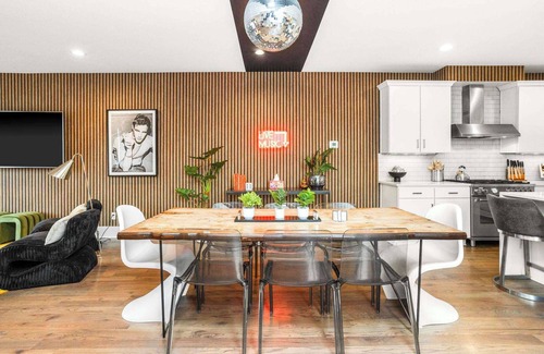 Eighth Avenue House | Walk to Music, Food, Comedy - VIBE at 8th & Argyle
