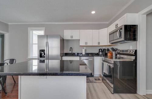 Newport News House | Walk to NN Shipyard - 3 bed 2 bath, 6 beds