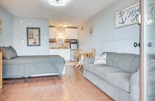 Old Orchard Beach Apartment | Walk to Old Orchard Pier: Cozy Beachfront Condo!