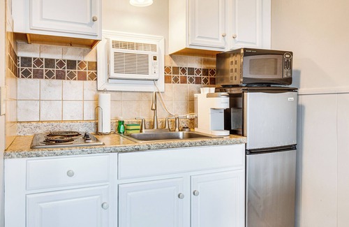 Old Orchard Beach Apartment | Walk to Old Orchard Pier: Cozy Beachfront Condo!