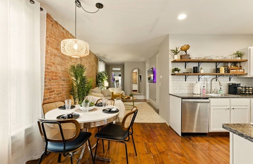 Victorian Village Condo | Walk to OSU/Short North ~ Free Parking ~ Fire Pit