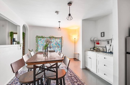 Western Division Apartment | Walk to outlets + free designated parking