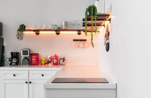 Western Division Apartment | Walk to outlets + free designated parking