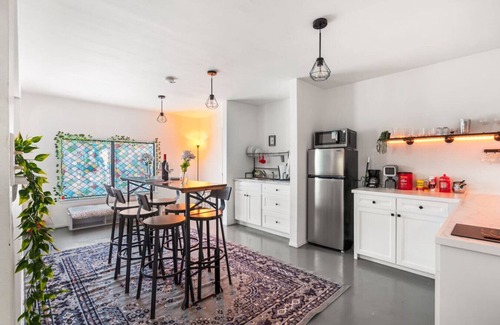 Western Division Apartment | Walk to outlets + free designated parking