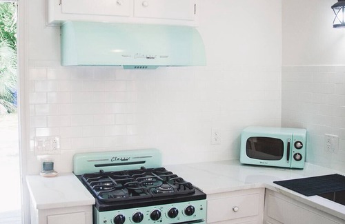 Saint Simons Island Cottage | WALK to restaurants, lighthouse and shops! Charming cottage, cozy & bright!