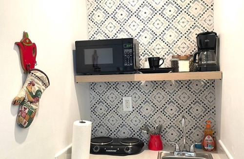 Little Havana Cottage | Walk to Restaurants and Shops - 5S