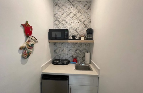 Little Havana Cottage | Walk to Restaurants and Shops - 5S