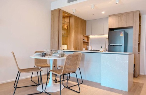 West End Apartment | Walk to River, Cute Designer 2BR Apt in West End