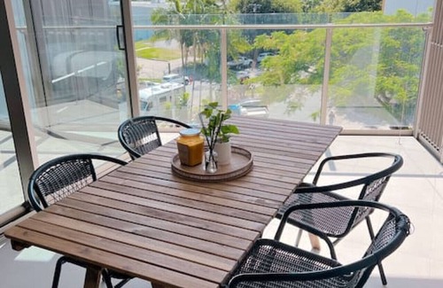 West End Apartment | Walk to River, Cute Designer 2BR Apt in West End