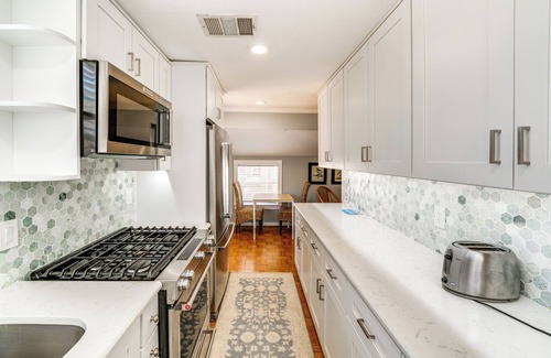 Park Cities Apartment | Walk to Stadium: University Park Gem!