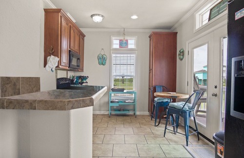 Port Bolivar Cabin | Walk to The Beach! Pet Friendly - King bed