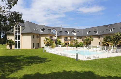 Saint-Briac-sur-Mer Condo | Walk to the Beach! Bright Saint-Briac Retreat