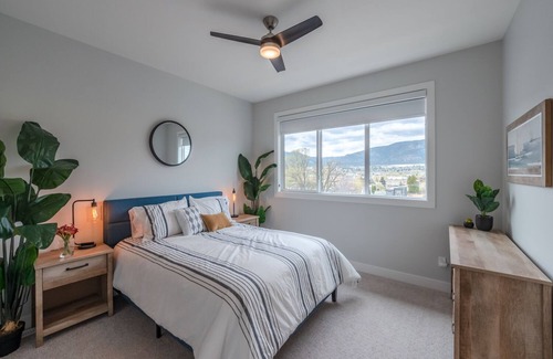 Okanagan-Similkameen House | Walk to the beach from brand new modern townhouse!