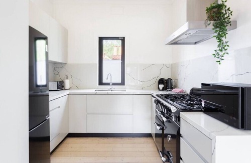 Elwood Apartment | Walk to the Beach from a Stunning Elwood Apartment