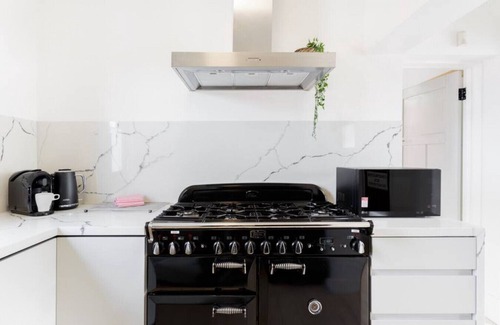 Elwood Apartment | Walk to the Beach from a Stunning Elwood Apartment