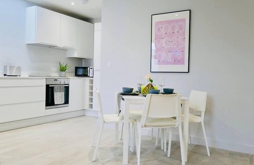 Westbourne Apartment | ⭐ Walk to the BEACH, Parking, WIFI & Netflix