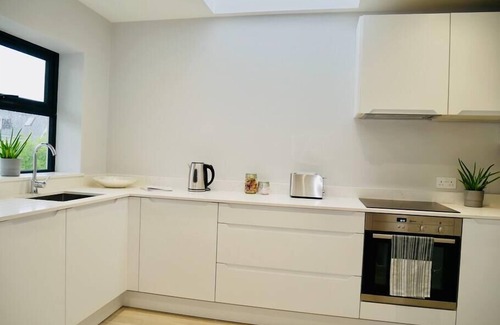 Westbourne Apartment | ⭐ Walk to the BEACH, Parking, WIFI & Netflix