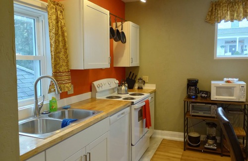 Ligonier House | Walk to the Diamond- First Floor Bed and Bath Perfect multi-generation families