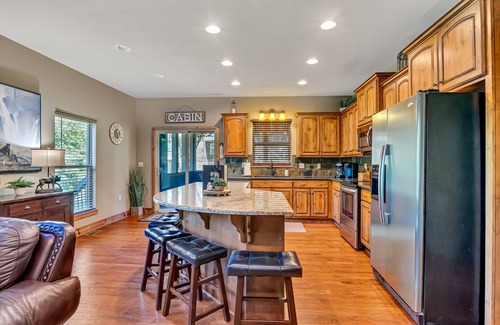 Hollister Cabin | Walk to the Pool! Large Yard! 10 Min to Branson Landing!