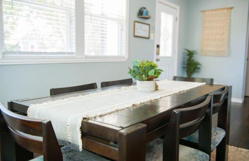 Brazos House | Walk to the Silos! 3 Bed 1960's Bungalow near Baylor