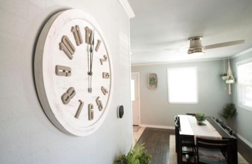 Brazos House | Walk to the Silos! 3 Bed 1960's Bungalow near Baylor