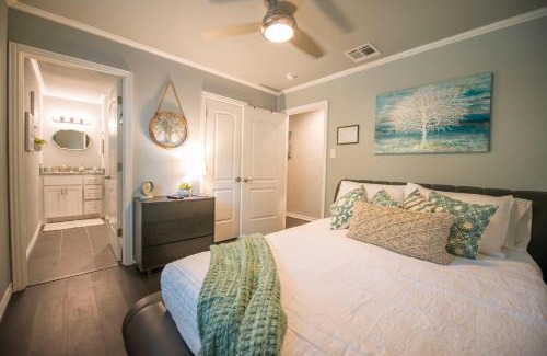 Brazos House | Walk to the Silos! 3 Bed 1960's Bungalow near Baylor