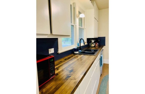 Georgetown House | Walk to The Square & SU—Live the Old Town Life