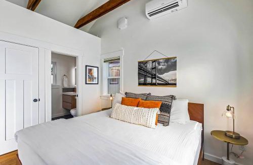 West End Apartment | Walk to the waterfront! The South Sound Suite