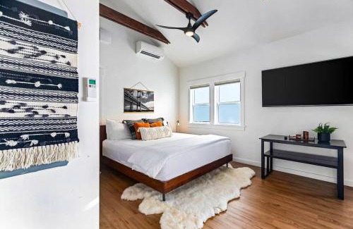 West End Apartment | Walk to the waterfront! The South Sound Suite