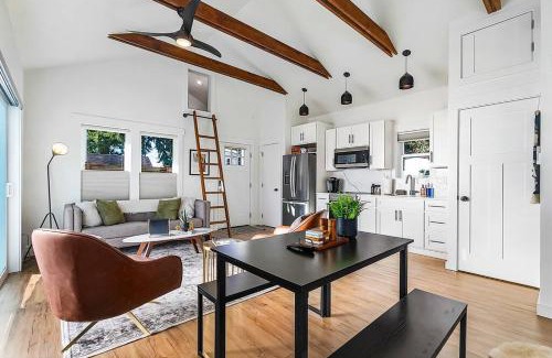 West End Apartment | Walk to the waterfront! The South Sound Suite