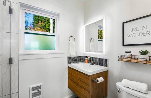 West End Apartment | Walk to the waterfront! The South Sound Suite