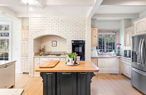 Decatur House | Walk to Town |Hot Tub |Chef Kitchen - The Sunny Spot