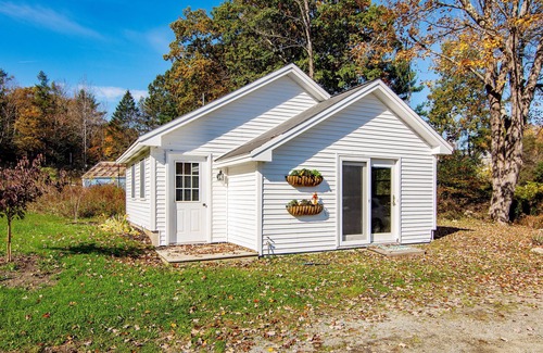 Blue Hill Cottage | Walk to town of Blue Hill from this efficiency cottage on Parker Point Road