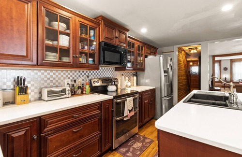 Ashfield House | WALK TO TOWN! PARKING.PET FRIENDLY 3BD 2.5b charming home in heart of Jim Thorpe