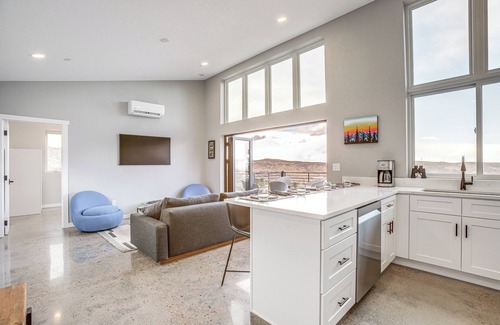 Golden House | Walk to Trail: 'Lookout Landing' Newly Built Home!
