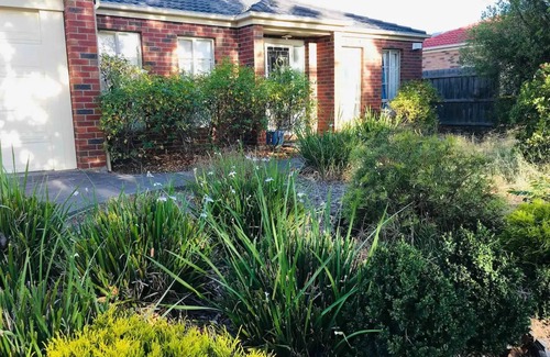 Point Cook House | Walk to train station, cosy house +treadmill …