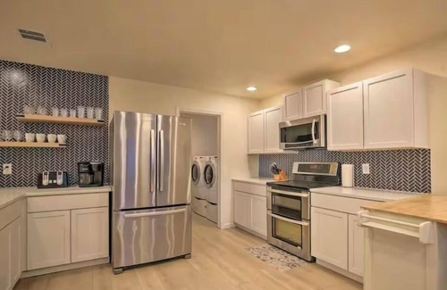 San Marcos House | Walk to TX State-0.7 miles! 5 BR, 2 kings, Firepit