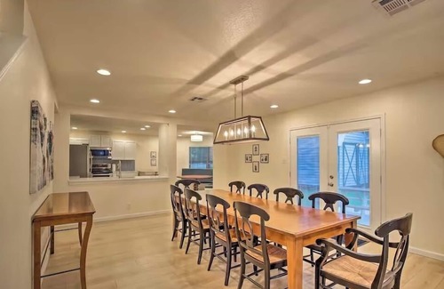 San Marcos House | Walk to TX State-0.7 miles! 5 BR, 2 kings, Firepit