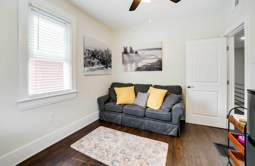 Shadyside House | Walk to Walnut St: Pet-Friendly Pittsburgh Home!