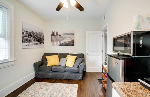 Shadyside House | Walk to Walnut St: Pet-Friendly Pittsburgh Home!