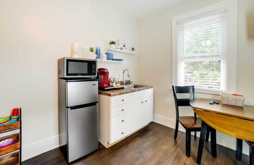 Shadyside House | Walk to Walnut St: Pet-Friendly Pittsburgh Home!
