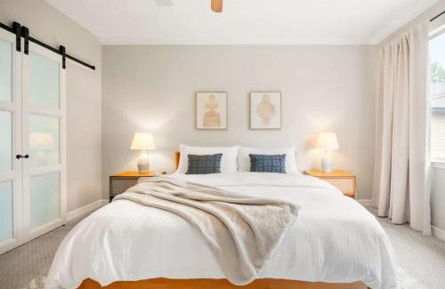 Barton Heights House | Walk to Zilker Barton Springs 5BR 3BA Villa Sleeps 14
