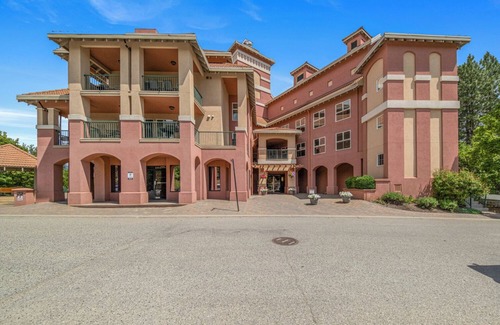 Quail Ridge House | Walk Up Studio Steps From the Golf Course - 101B